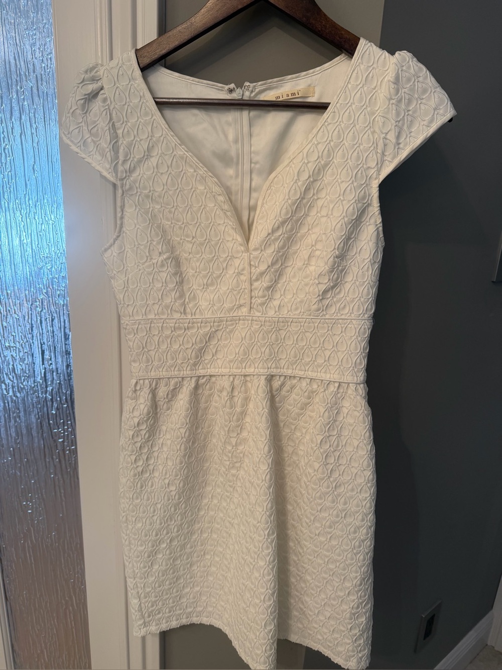 Miami White Textured Sheath Dress Size Small V-Neck Cap Sleeve